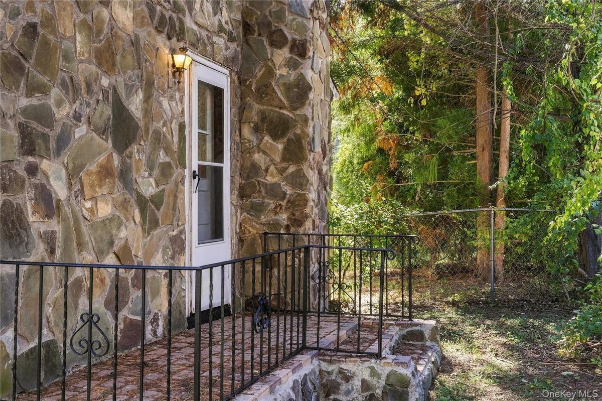 Side of the front cottage
