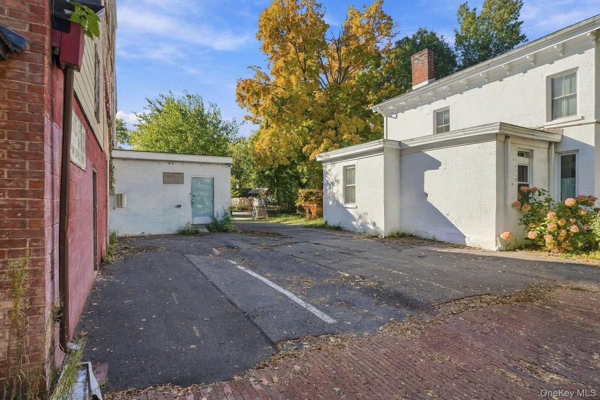 82 John St Parking