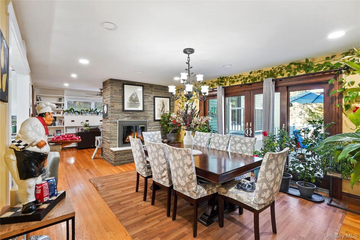 Formal Dining Room, excellent for entertaining.
