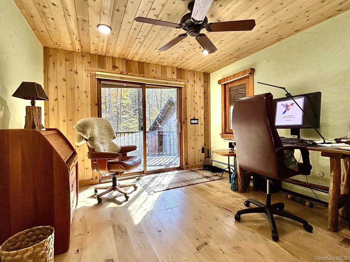 Spacious office w/alcove