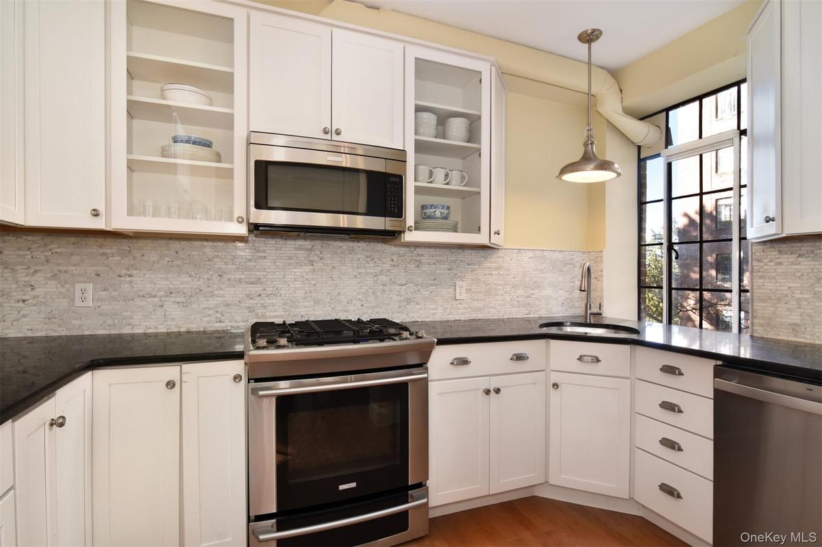 Updated eat-in kitchen