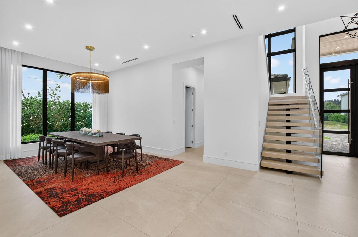 GREAT HOUSE FOR ENTERTAINING WHETHER IT BE FORMAL OR IMFORMAL