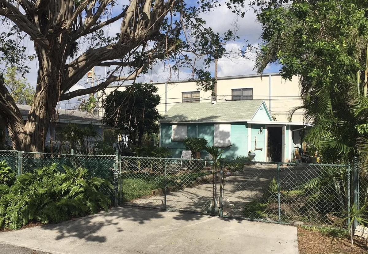 1 of 2 homes & 2 vacant lots