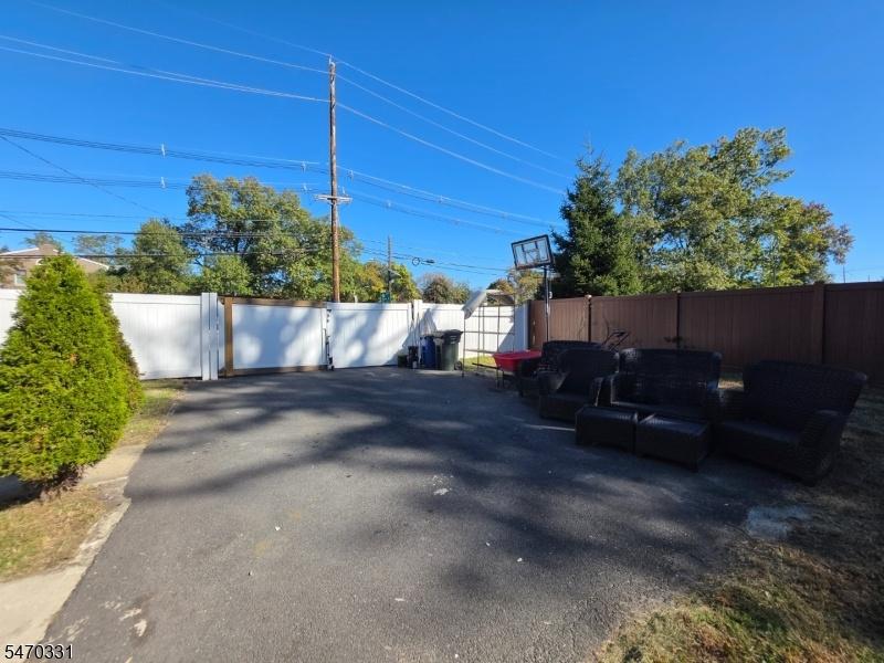 Exterior/ Backyard / Driveway