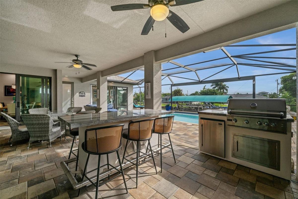 Outdoor kitchen and bar in the lanai