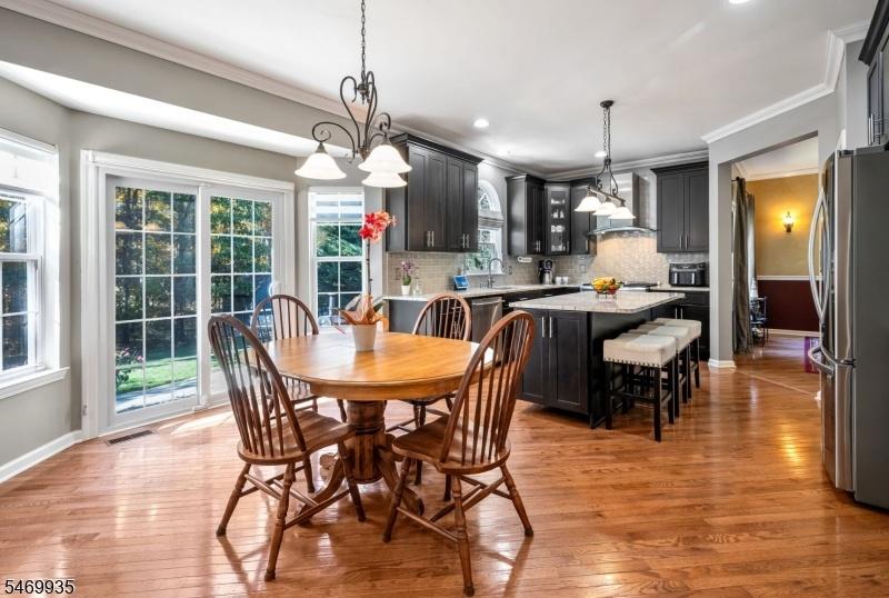 BREAKFAST ROOM IN KITCHEN
