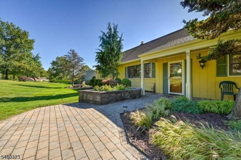 Smooth flowing front walkway