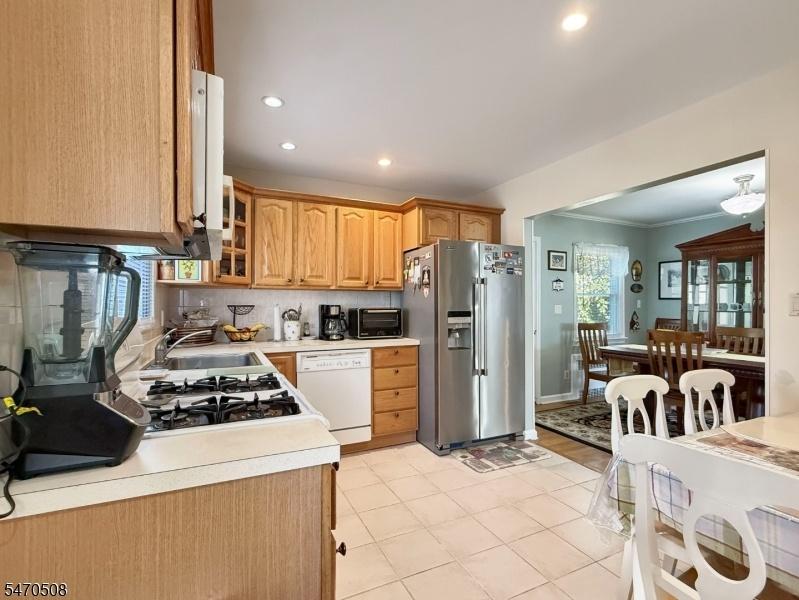 Eat-in Kitchen