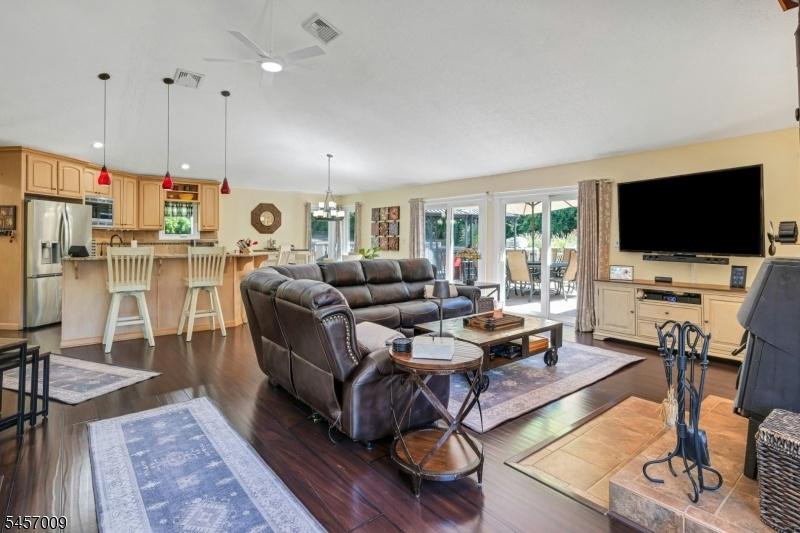 High Ceiling w Open Layout