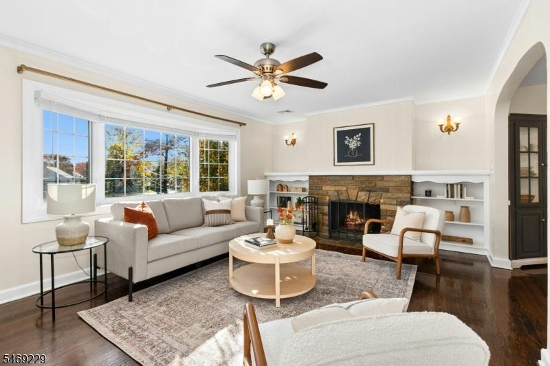Living room with Fireplace