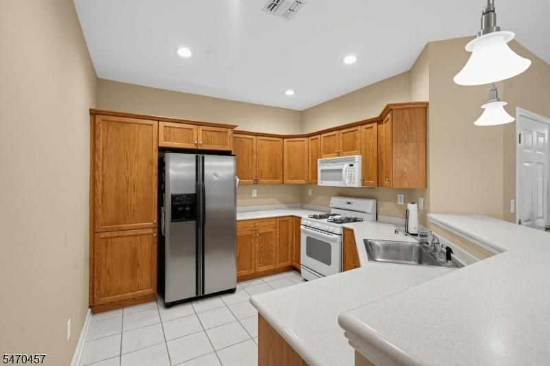 Kitchen w/Breakfast Bar