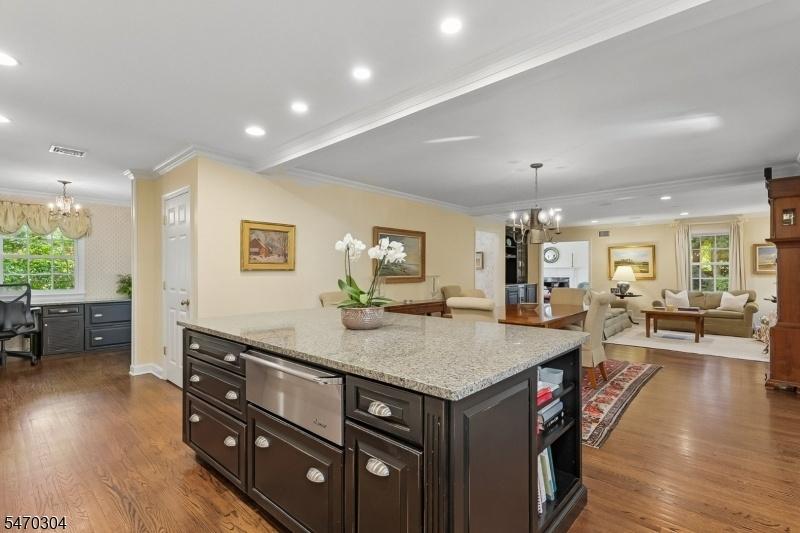 Eat-in Kitchen