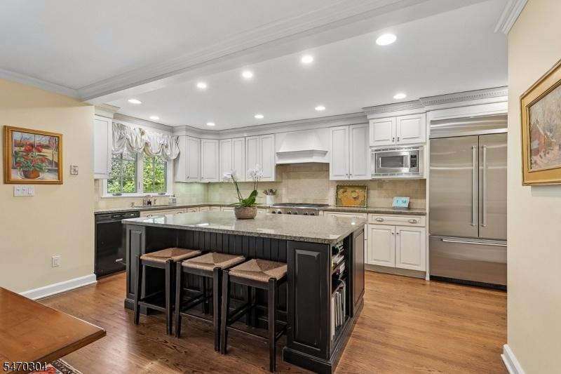 Eat-in Kitchen
