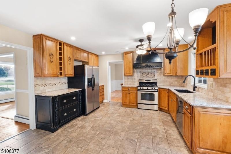 Kitchen w/Granite Countertops
