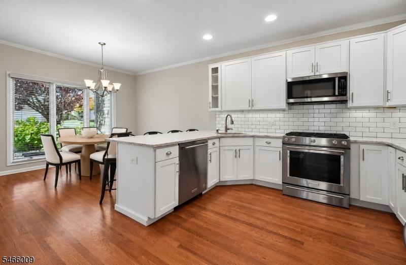 Eat-In-Kitchen/Virtually Stage