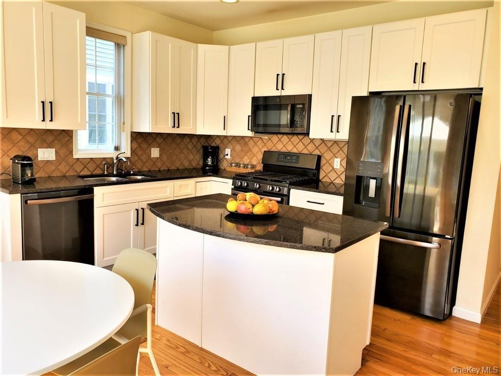 BLACK STAINLESS STEEL APPLS