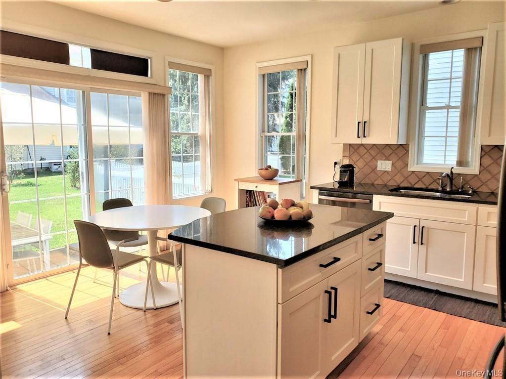 EAT IN KITCHEN W/SLIDERS TO PATIO