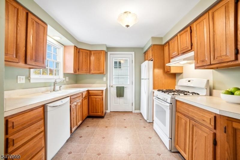 Kitchen alt. view