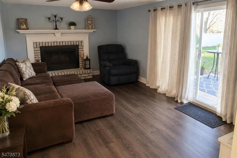 Familyroom with Fireplace