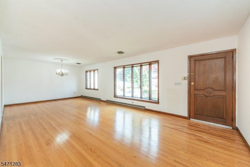 1ST FLOOR LIVING / DINING RM