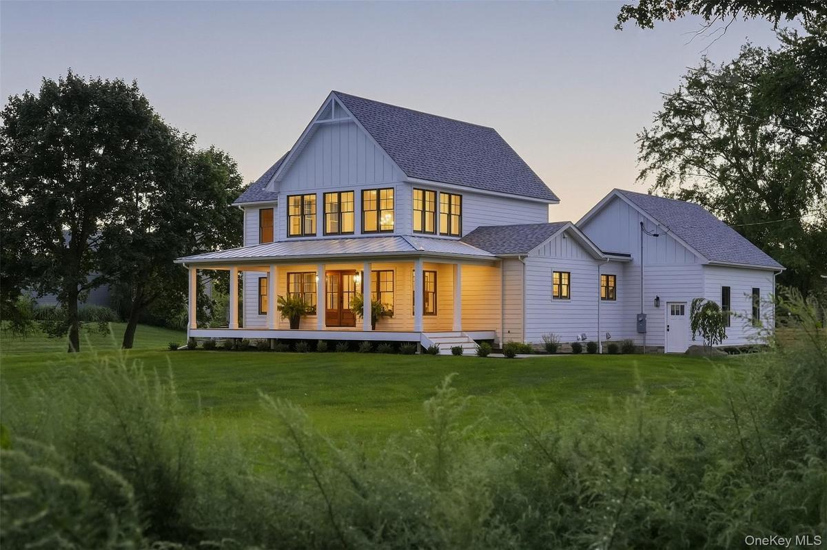 The fairway Farmhouse, where modern luxury blends seamlessly with classic charm and sophistication