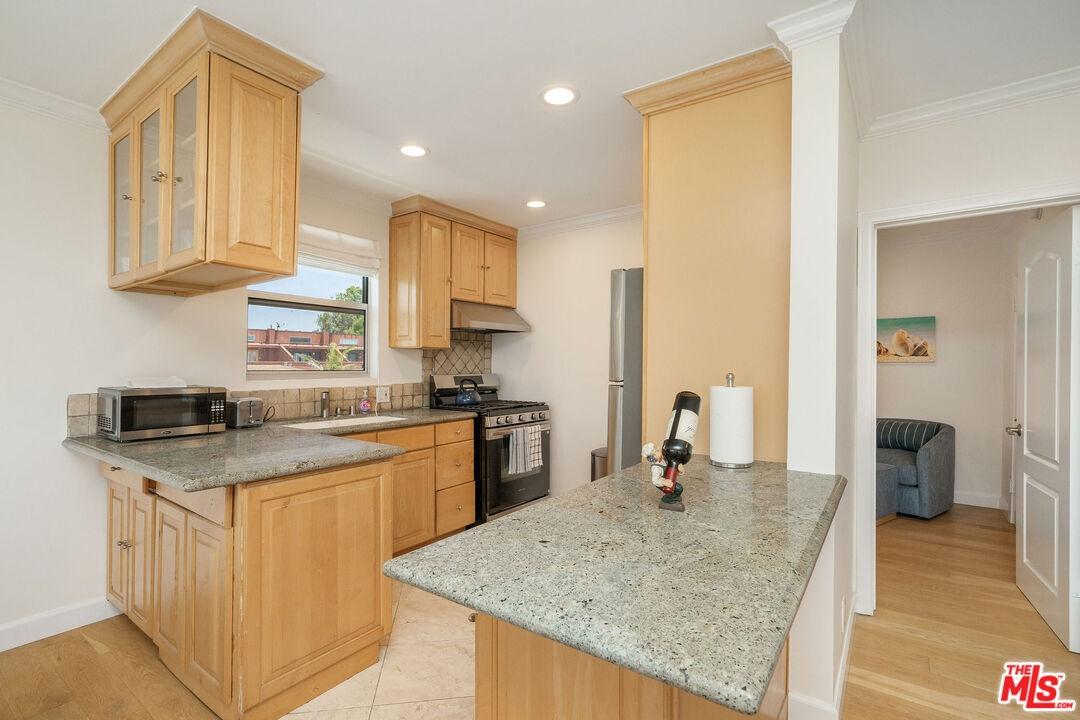 KITCHEN  WITH COUNTER TOP