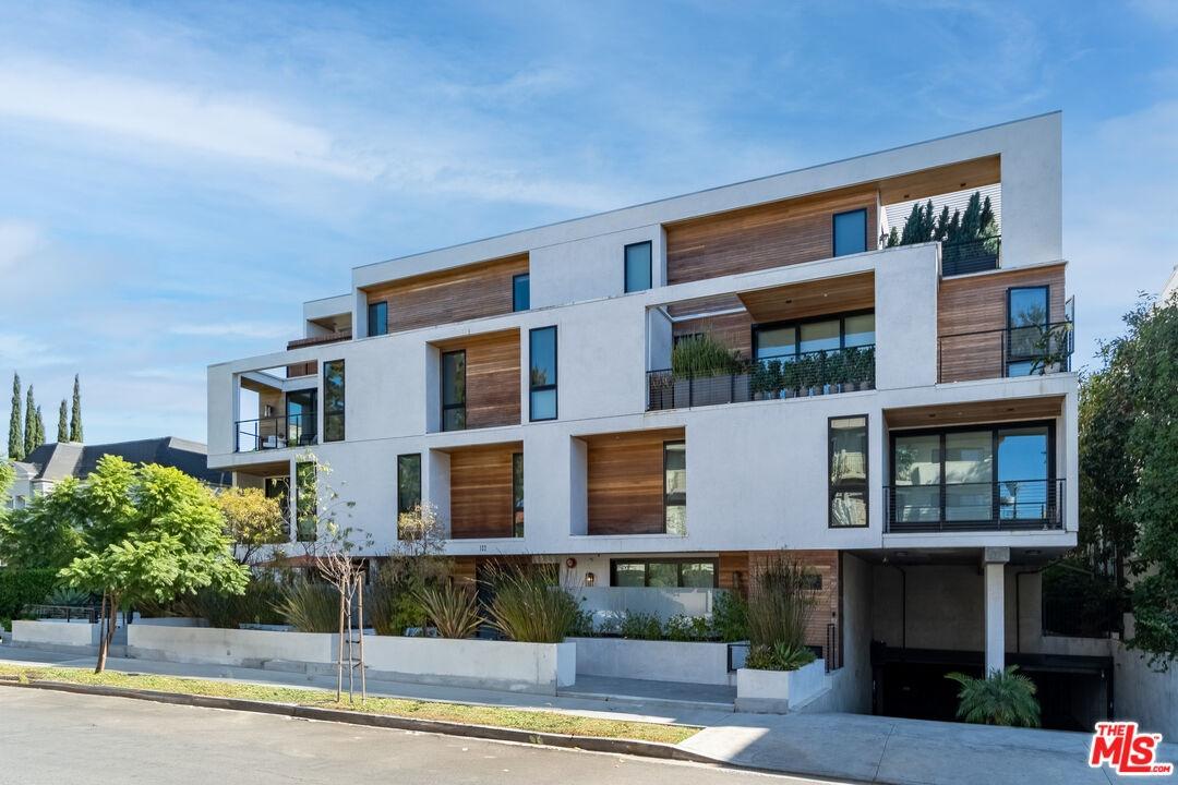 Contemporary condominium exter