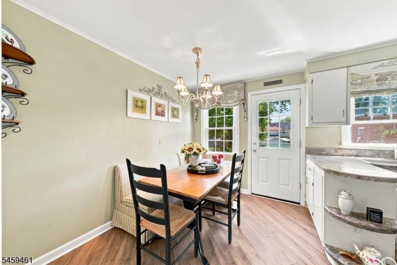 Eat-in Kitchen