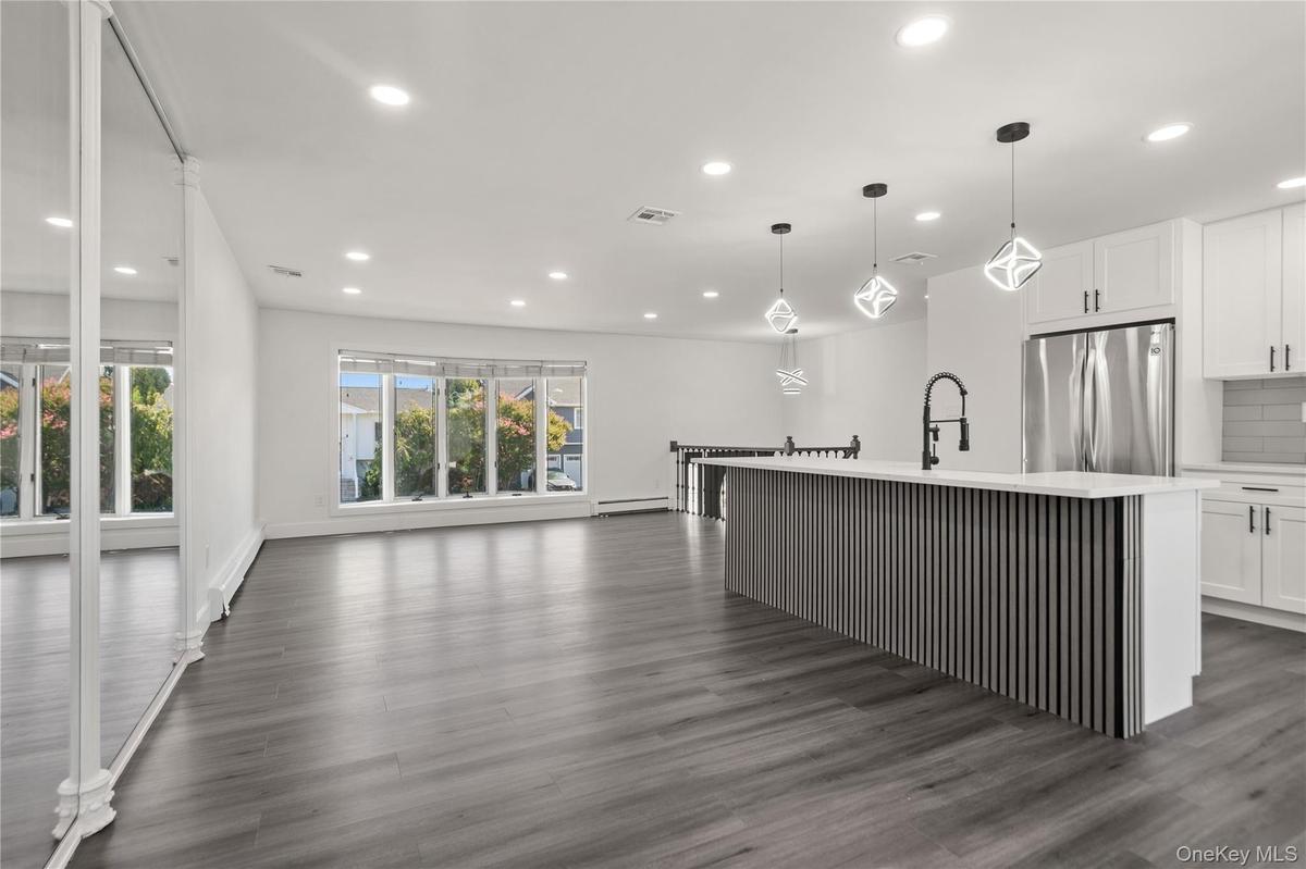 KITCHEN/LIVING ROOM