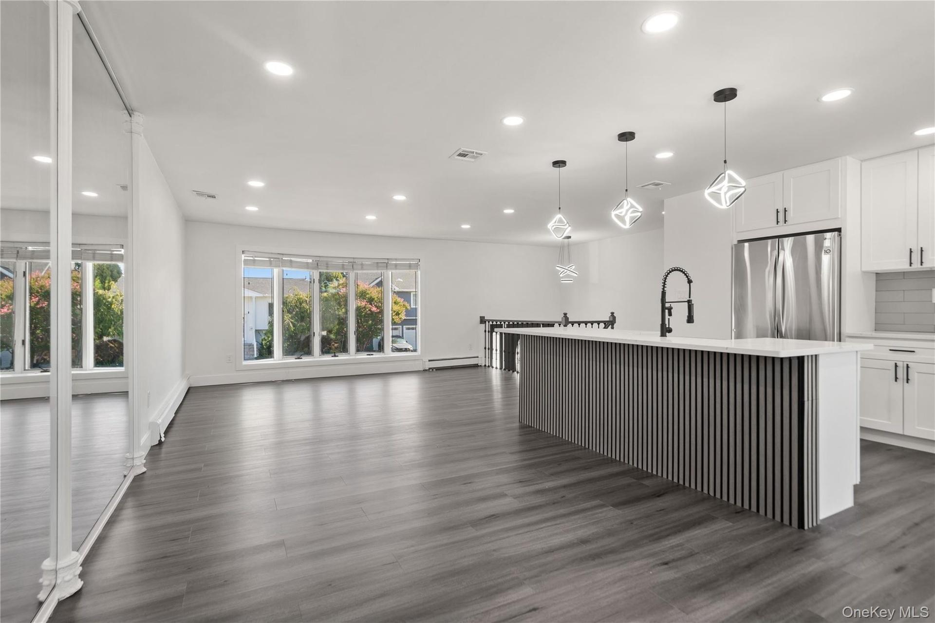 KITCHEN/LIVING ROOM