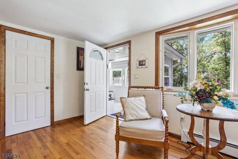 entry/sitting room