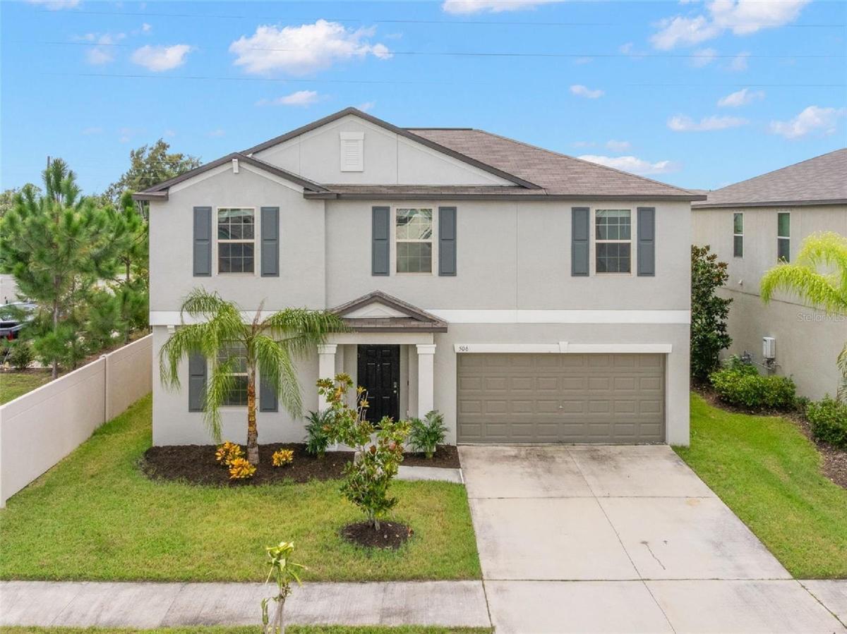 Five bedrooms, 2½ baths and nearly 2,900 square feet make an immediate impression in this 2022-built Apollo Beach home, with a first-floor primary sui