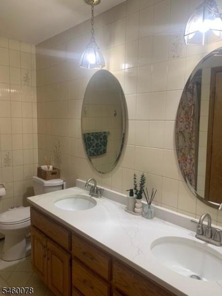 Floor 1 Main bath