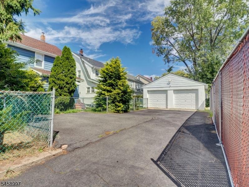 DRIVE WAY/GARAGE
