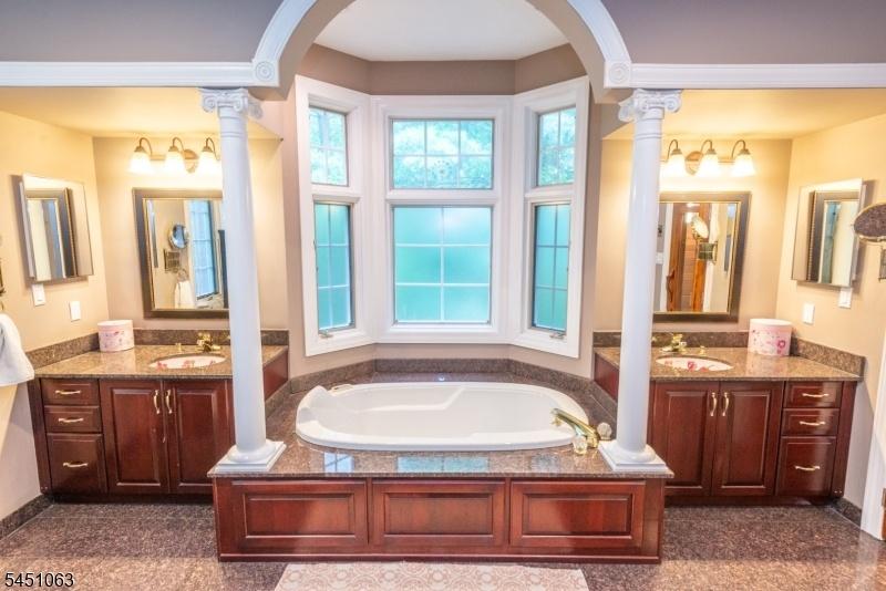 Jetted Tub and Dual Sinks
