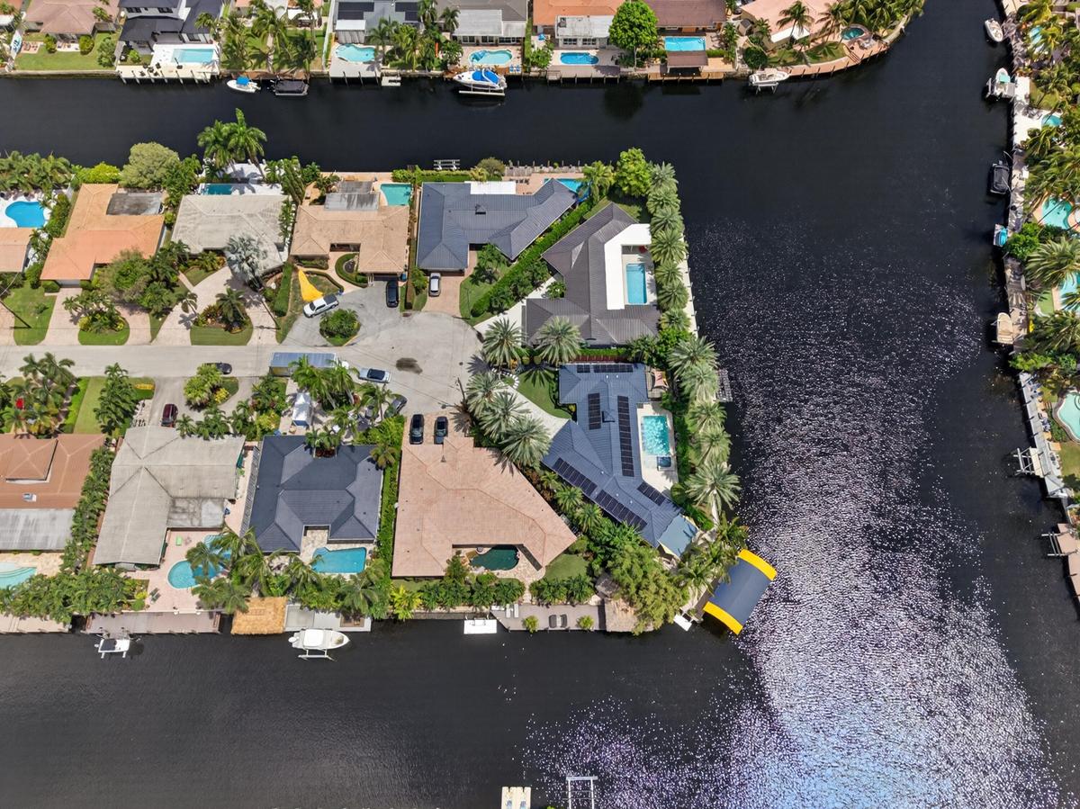 Point lot on wide watefront
