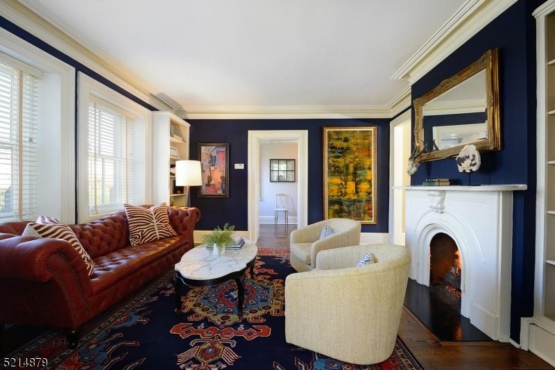 living room / library