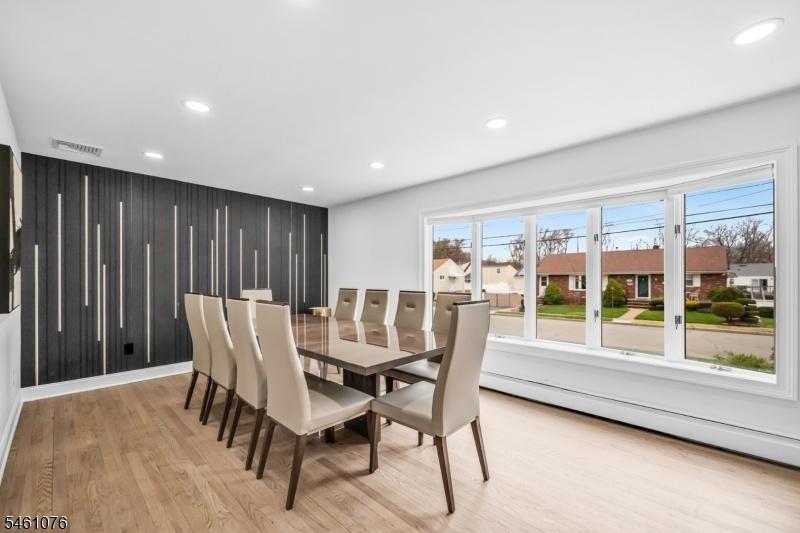 Dinign Room w. Accent Wall