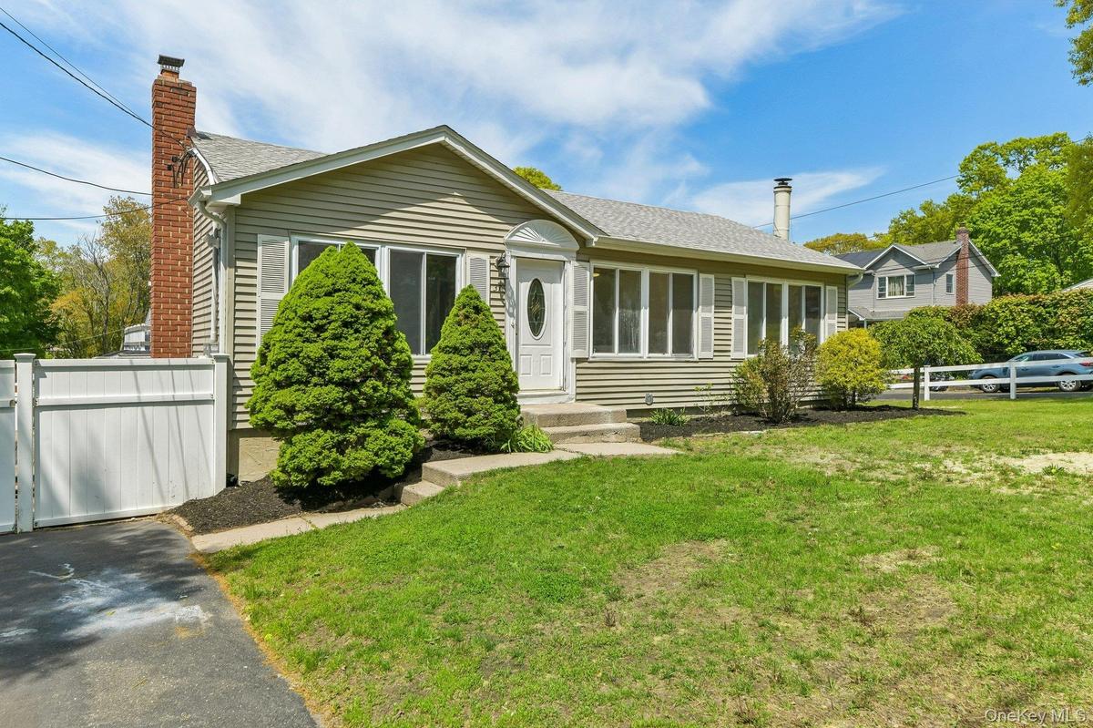 Spacious Front Yard