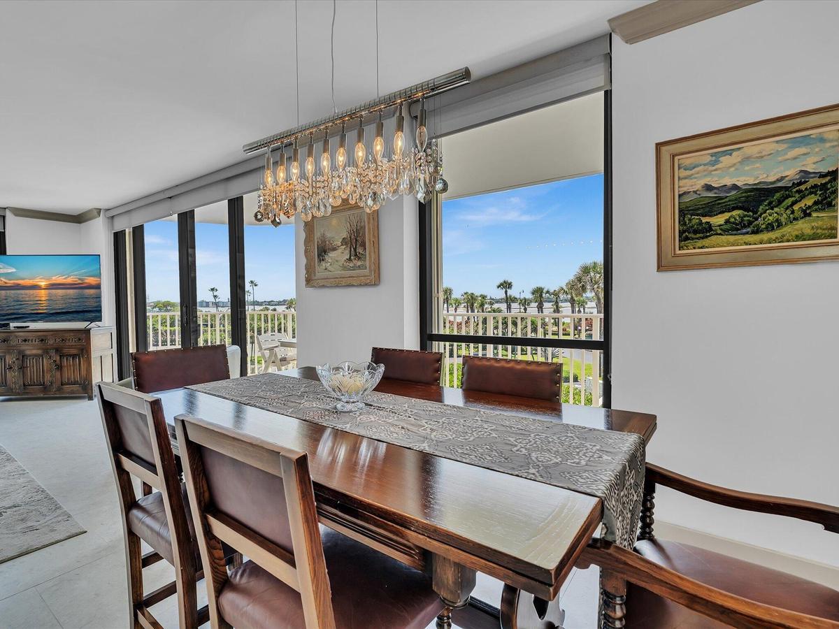Lage Dining Area