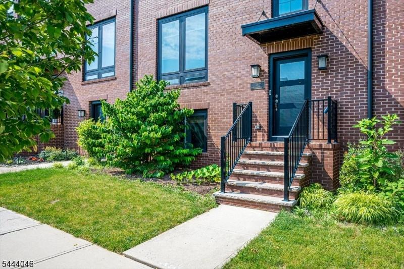 NE Facing Contemporary Home