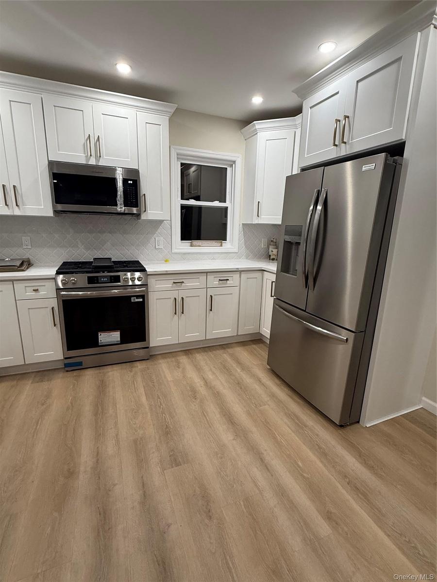 Kitchen w/Quartz C-Top, Tiled Backsplash