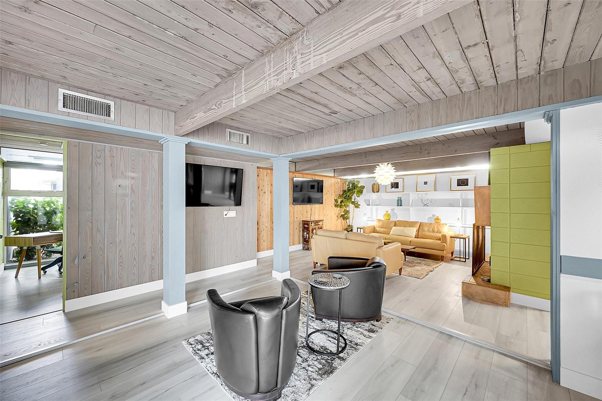 Cute sitting area perfect for watching TV or gaming!
