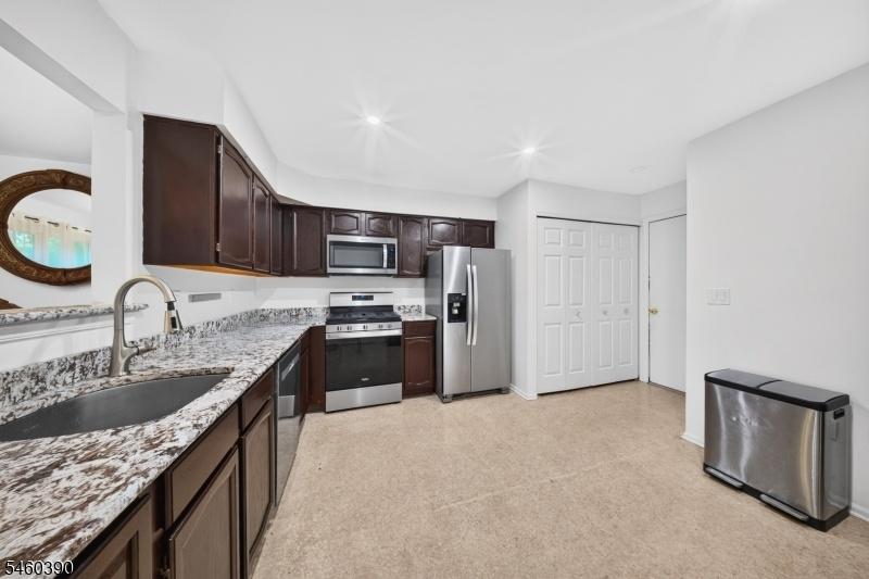 Eat-in Kitchen
