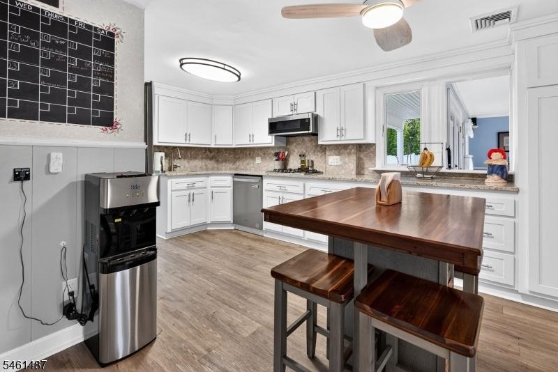 Eat in kitchen