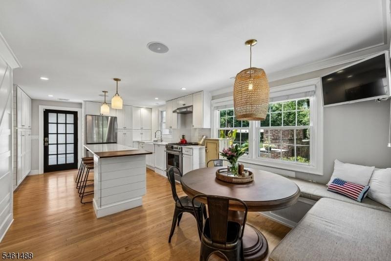 Eat-in-kitchen