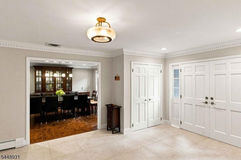 DINING ROOM TO THE RIGHT