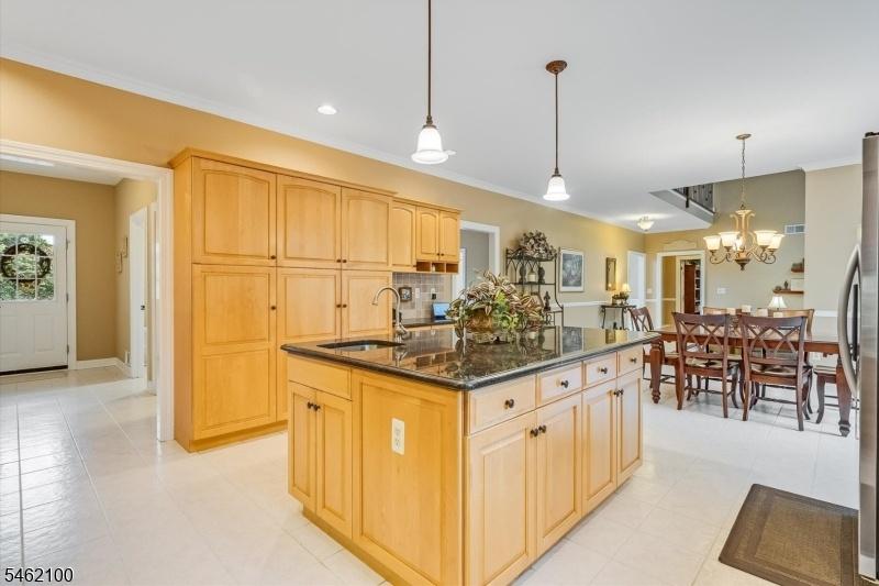 Abundant Cabinet/Pantry Space