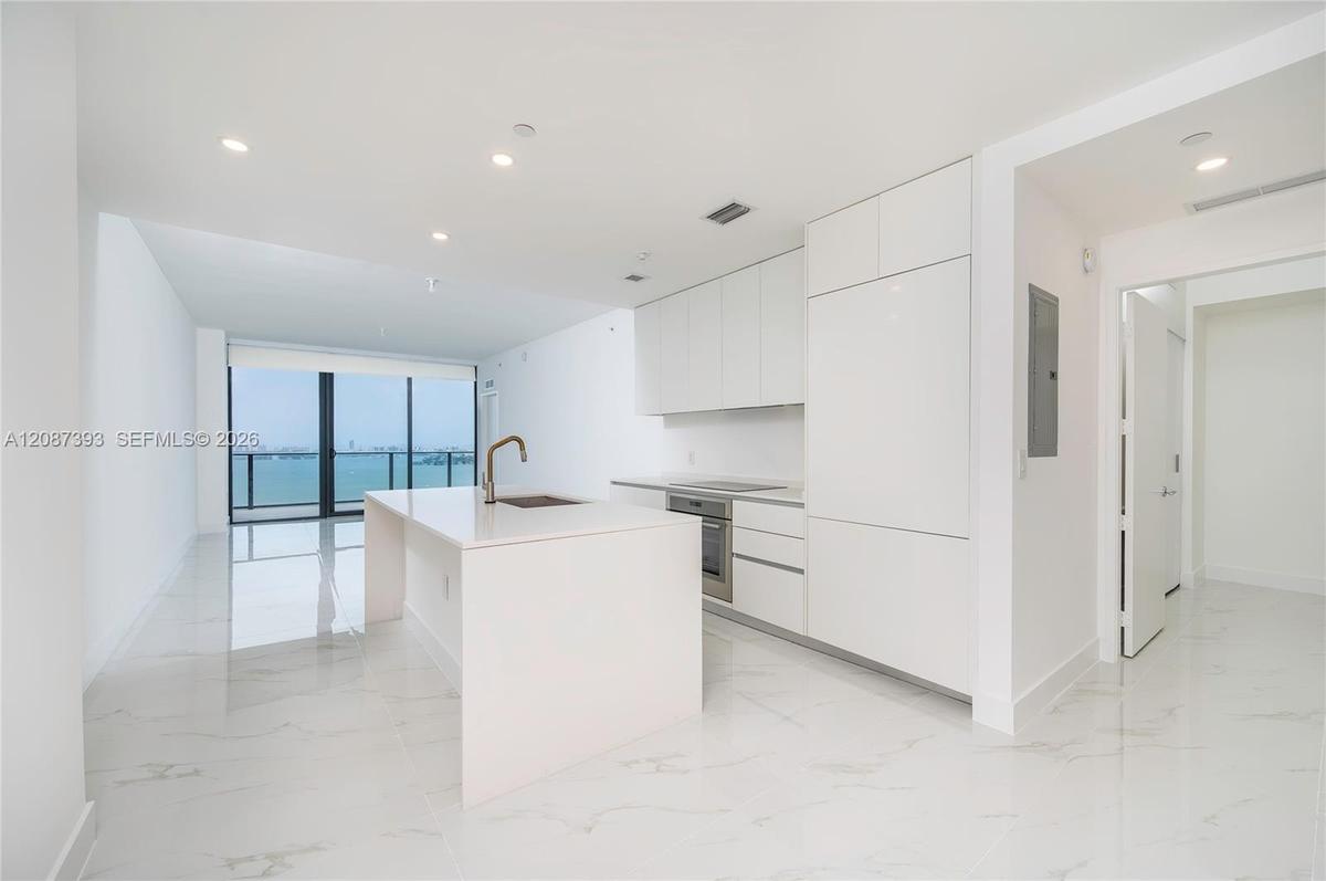 Entrance to the units: 2 captivating points, the view and the elegant kitchen