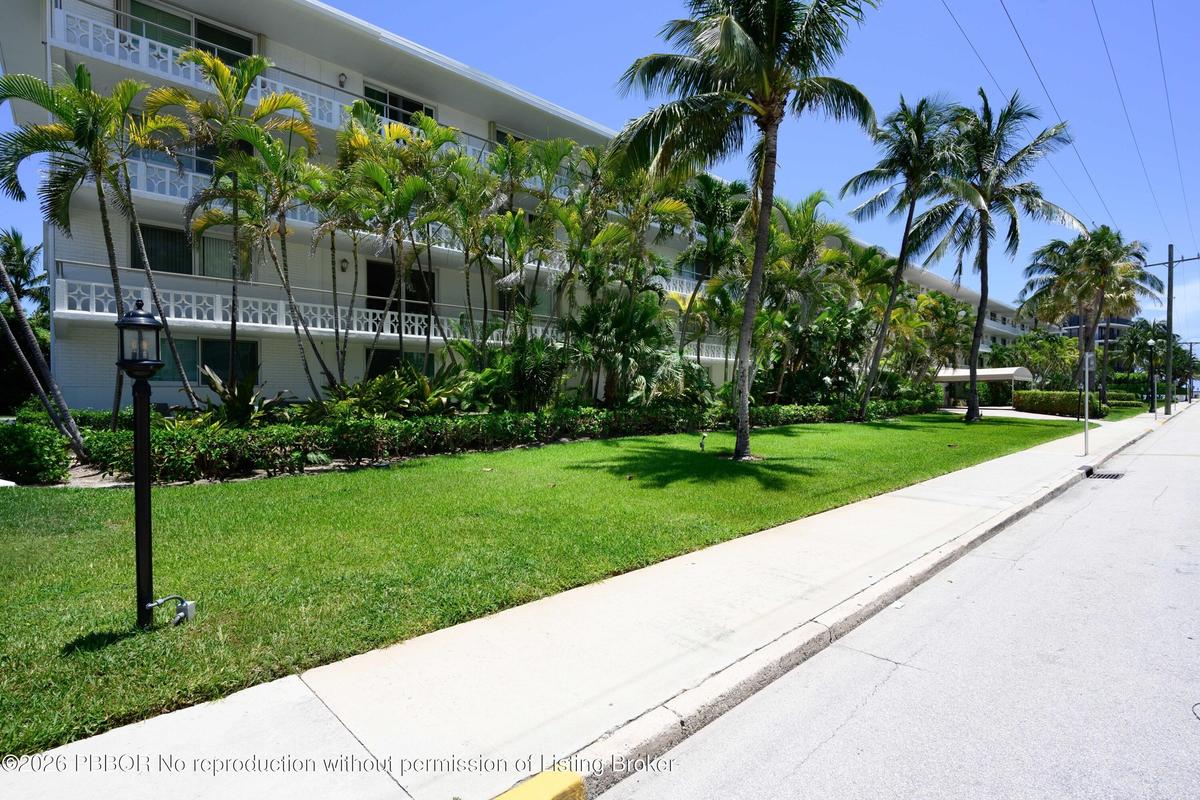 Old world charm in the center of town - walk to the beach or to town